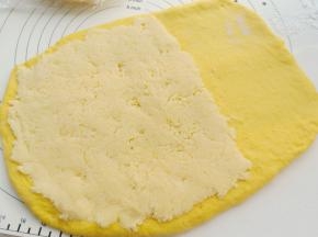 把椰蓉馅均匀的平铺在擀好的面饼上，铺三分之二。