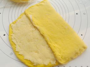 然后把没有椰蓉的三分之一折过来，如图这样折叠。