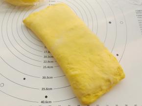 再把另一半也折过来。