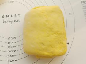 这一遍折好之后用擀面杖稍微擀一下。