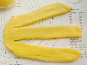 用刮板切成三份，顶端不要切断。