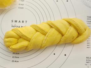 像编辫子一样编起来，结尾捏紧。