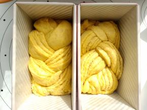 像编辫子一样编起来，结尾捏紧。