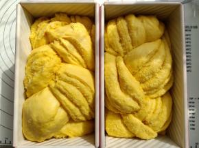 发至八分满模就可以了。烤箱上下管分别调到170度预热10分钟后，放入中下层烤35分钟。出炉脱模放凉就可以切片了。