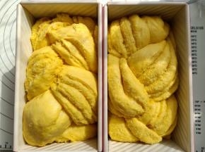 发至八分满模就可以了。烤箱上下管分别调到170度预热10分钟后，放入中下层烤35分钟。出炉脱模放凉就可以切片了。