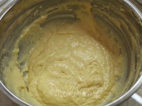 将低筋面粉过筛到蛋黄糊中，用手动打蛋器画“Z”字搅拌均匀。