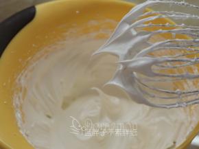 细砂糖分3次加入到蛋白中，打发到干性发泡，即提起打蛋器是短而小的尖钩。