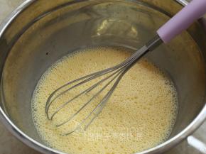 .蛋黄蛋白分离，分别放入无油无水的打蛋盆中。蛋黄加入牛奶，用手动打蛋器不断搅拌到表面有一层细腻的泡沫。