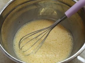 .蛋黄蛋白分离，分别放入无油无水的打蛋盆中。蛋黄加入牛奶，用手动打蛋器不断搅拌到表面有一层细腻的泡沫。