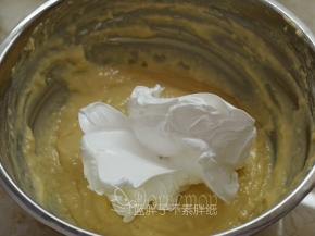 先将1/3的蛋白霜加入蛋糕糊中，用刮刀翻拌均匀。