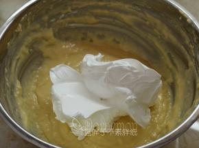 先将1/3的蛋白霜加入蛋糕糊中，用刮刀翻拌均匀。