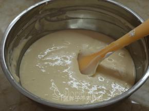 再倒回蛋白霜中，继续拌匀。