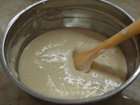 再倒回蛋白霜中，继续拌匀。