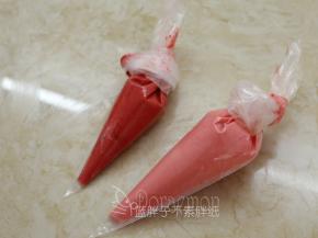 取50g蛋糕糊，加入1大滴红丝绒液，调成淡粉色。35g装进裱花袋。剩下的15g蛋糕糊继续加入1滴红丝绒液，调成深红色。