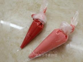 取50g蛋糕糊，加入1大滴红丝绒液，调成淡粉色。35g装进裱花袋。剩下的15g蛋糕糊继续加入1滴红丝绒液，调成深红色。