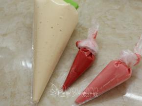 这样我们就得到3种颜色的蛋黄糊，分别将它们装进裱花袋。