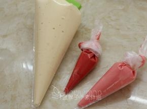 这样我们就得到3种颜色的蛋黄糊，分别将它们装进裱花袋。