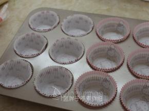 学厨的12连杯不沾蛋糕模套上kt纸杯。