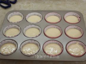 将原色面糊分别挤进12个纸杯中