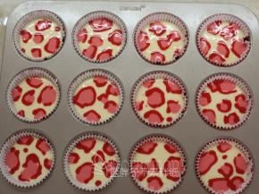 先用淡粉色蛋糕糊在表面挤出大小不一的形状，再用深色蛋糕糊围边。这样就做出豹纹的花样。