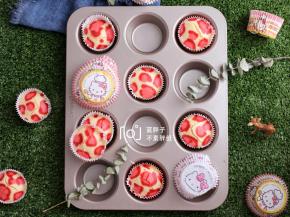 蒸好之后的蛋糕焖2-3分钟之后取出，放在烤网上晾凉。