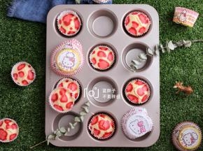 蒸好之后的蛋糕焖2-3分钟之后取出，放在烤网上晾凉。