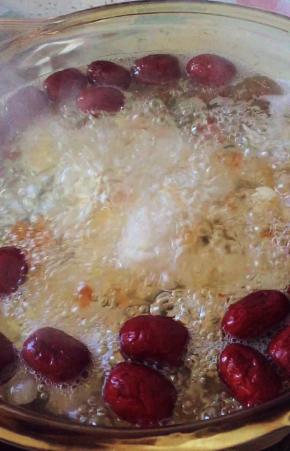 放入枸杞和冰糖继续煮约10分钟