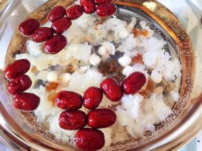 除冰糖和枸杞外的所有食材放入锅中，添水，大火烧开后转中火煮约一小时