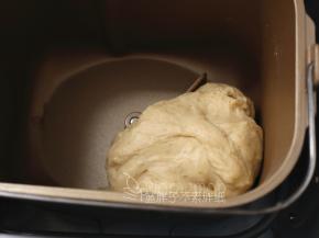 将面团揉至光滑柔软状态。