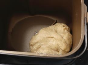 将面团揉至光滑柔软状态。