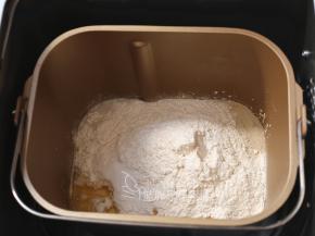 将面团中的其它原材料按照底层液体，中层粉类，上层糖、盐和酵母的顺序放入面包桶中，启动揉面程序，20分钟。