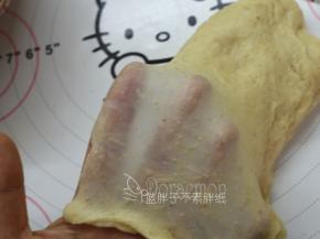 面团能拉出较薄的膜即可，不需要到手套膜。