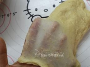 面团能拉出较薄的膜即可，不需要到手套膜。