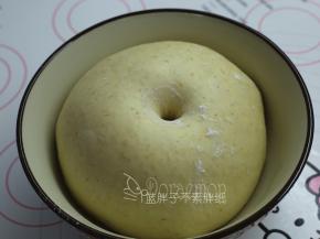 .大概50分钟后，面团发酵到两倍大，手指沾面粉戳一个洞，不回缩、不塌陷即表示发酵完成。