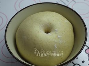 .大概50分钟后，面团发酵到两倍大，手指沾面粉戳一个洞，不回缩、不塌陷即表示发酵完成。