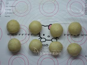 发酵好的面团按压排气，平均分成8个面团，将它们都滚圆之后盖上保鲜膜松弛15分钟。