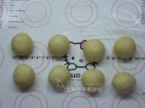 发酵好的面团按压排气，平均分成8个面团，将它们都滚圆之后盖上保鲜膜松弛15分钟。