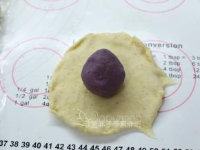 松弛好的面团压扁，用擀面杖擀成圆形面皮，中间放上豆沙馅，之后像包包子一样包起来，收口记得要捏紧.