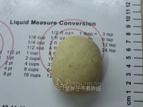 最后用手掌把面团稍微压扁，配合刮板整形成长方形。