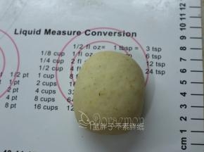 最后用手掌把面团稍微压扁，配合刮板整形成长方形。