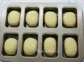 .面团全部处理好之后一一放入模具中。