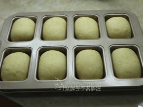 这是发酵好的面团。这时候开始预热烤箱。