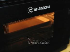 送入预热好的烤箱，中层，选择“烤”模式中的程序2，上下火,180℃，烘烤20分钟。
