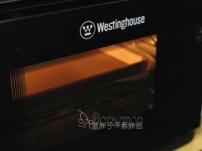送入预热好的烤箱，中层，选择“烤”模式中的程序2，上下火,180℃，烘烤20分钟。