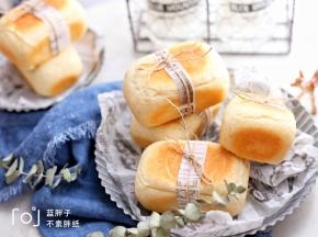 烤好的面团立即脱模，放在烤网上晾凉。