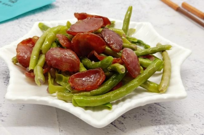 腊肠炒缸豆