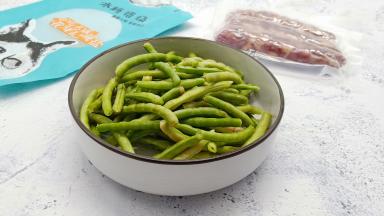 缸豆刚从地里摘来，阿赐冰糖腊肠准备2根。