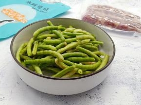 缸豆刚从地里摘来，阿赐冰糖腊肠准备2根。