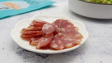 腊肠切成斜片。