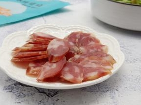 腊肠切成斜片。